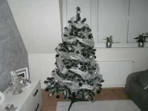 umelý vianoèný stromèek biely
