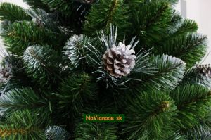 zasnežené vianoèné stromèeky so šiškami
