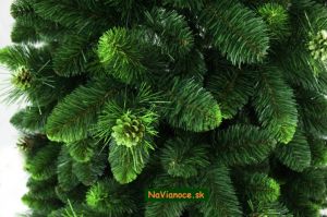 zelené vianoèné stromèeky so šiškami