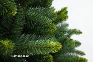 zelené umelé vianoèné stromèeky